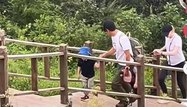 好久不见撒贝宁啦，一家四口好幸福呀