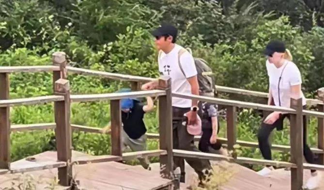 好久不见撒贝宁啦，一家四口好幸福呀
