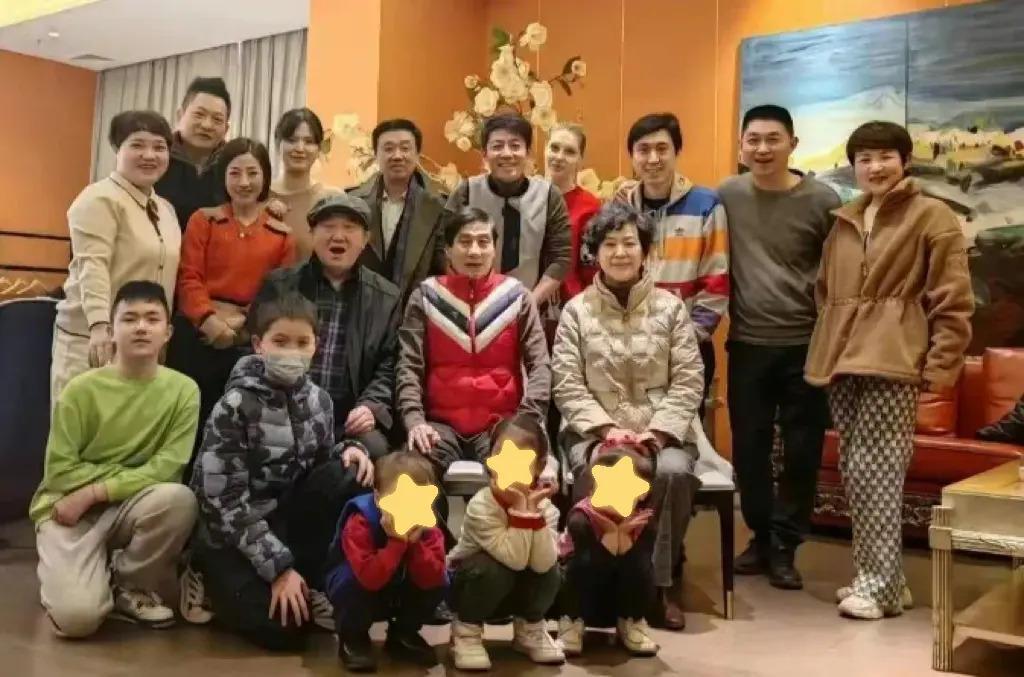 好久不见撒贝宁啦，一家四口好幸福呀