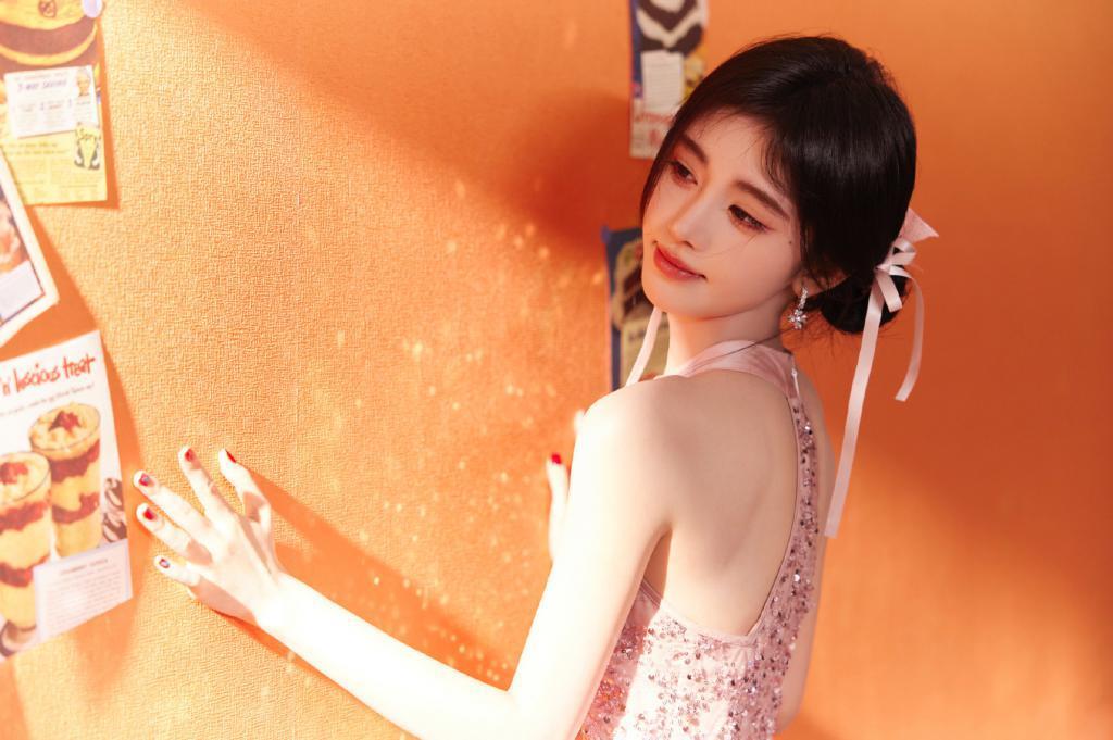 鞠婧祎穿粉裙娇俏可人 手拿甜甜圈卖萌