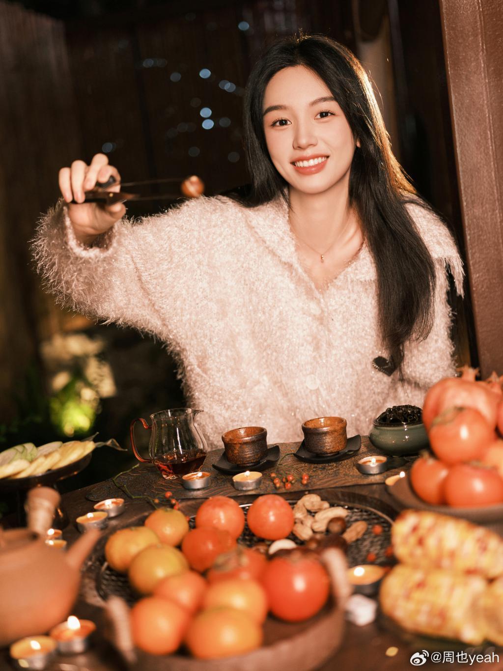 周也穿毛衣温柔乖巧 笑容甜美治愈人心
