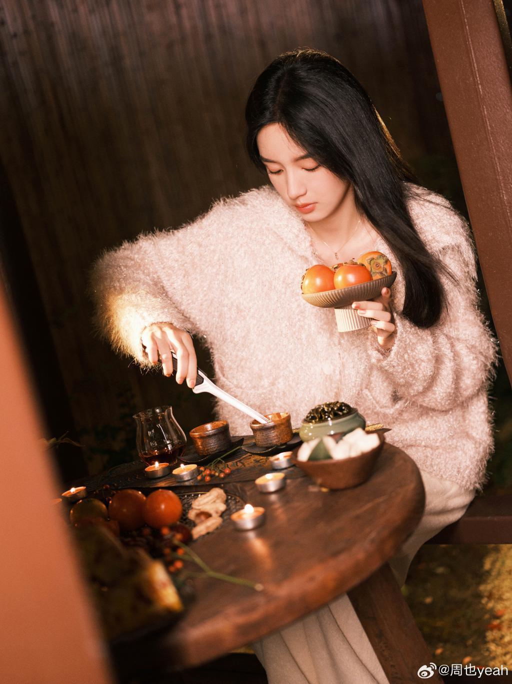 周也穿毛衣温柔乖巧 笑容甜美治愈人心