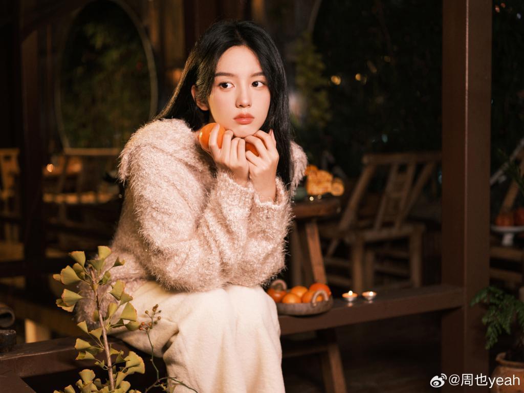 周也穿毛衣温柔乖巧 笑容甜美治愈人心