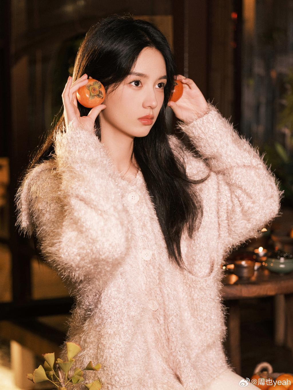 周也穿毛衣温柔乖巧 笑容甜美治愈人心