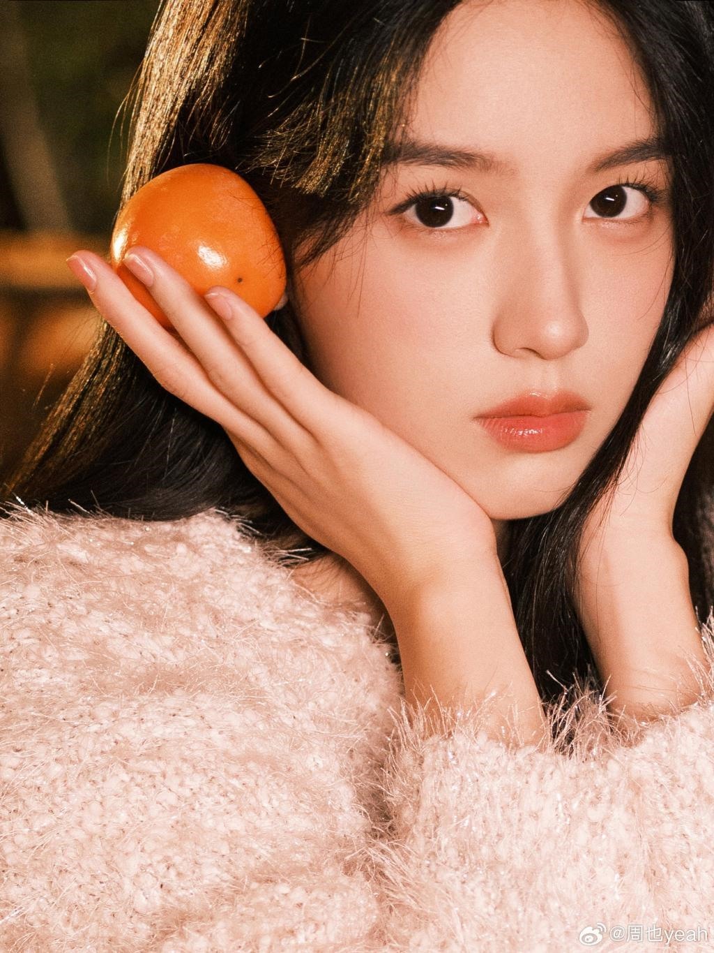 周也穿毛衣温柔乖巧 笑容甜美治愈人心