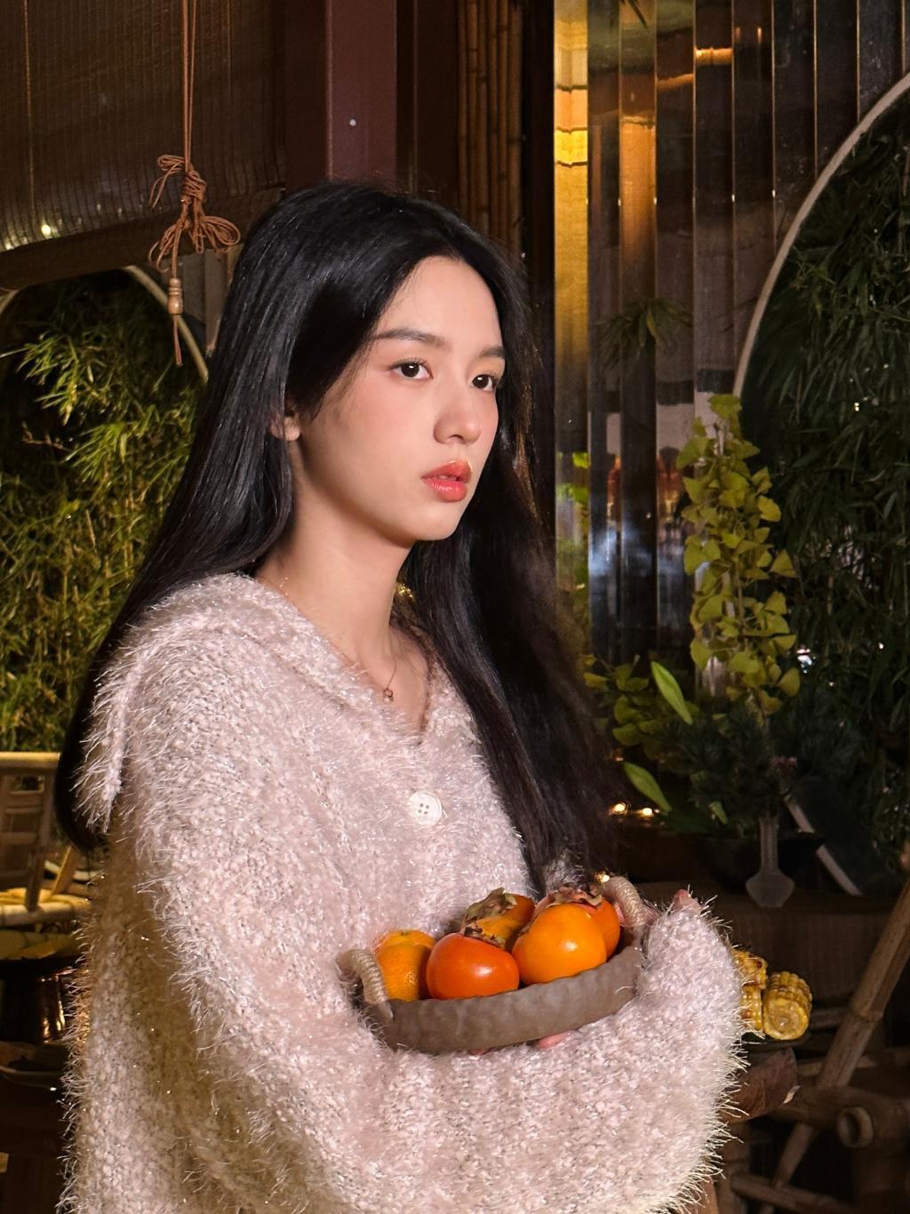 周也穿毛衣温柔乖巧 笑容甜美治愈人心