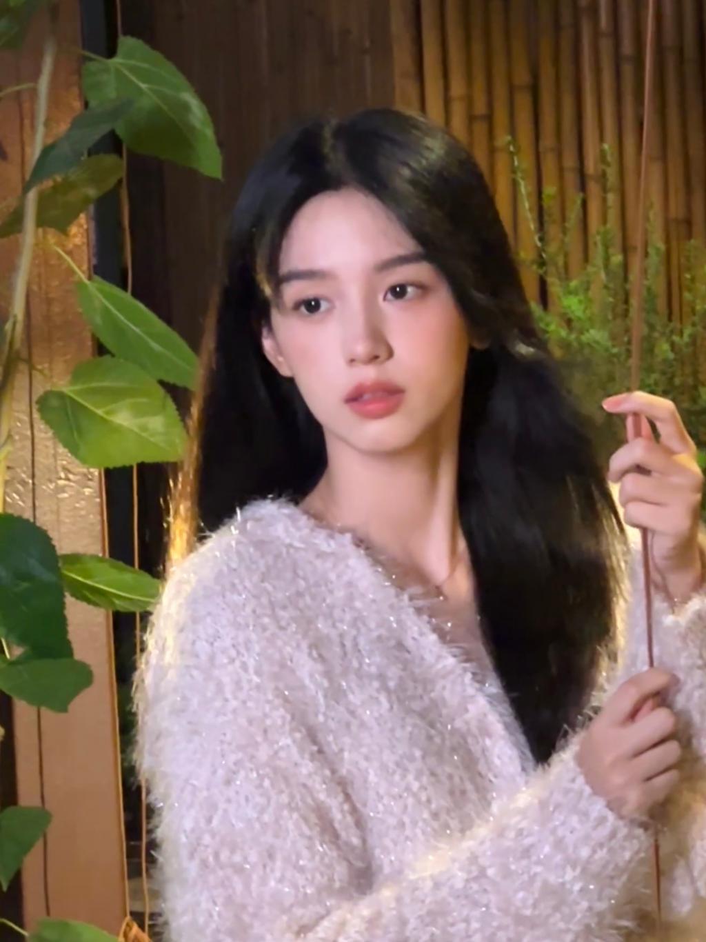 周也穿毛衣温柔乖巧 笑容甜美治愈人心