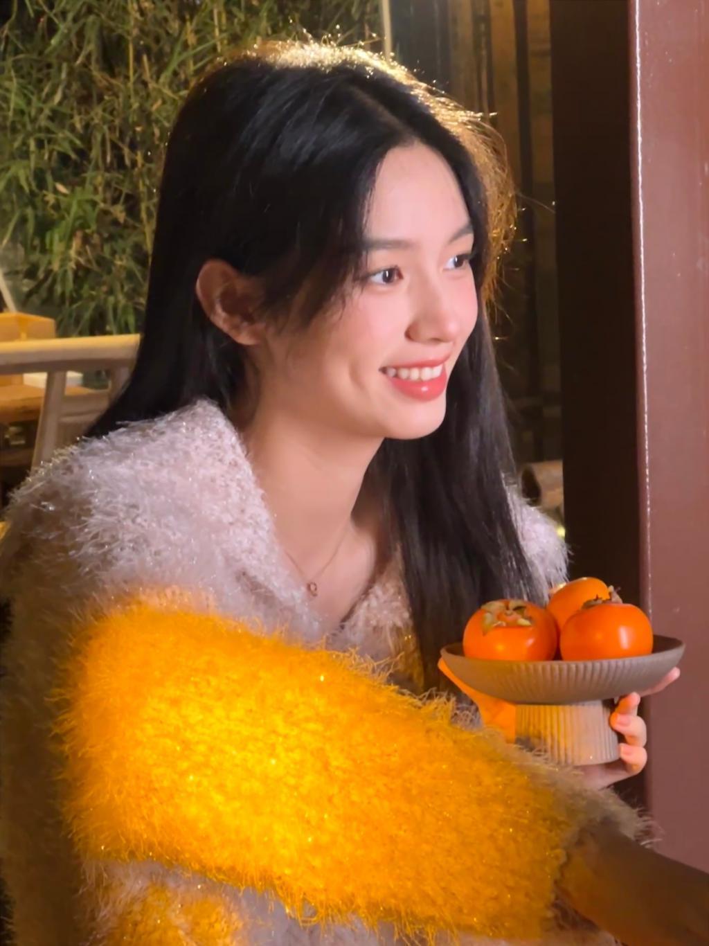 周也穿毛衣温柔乖巧 笑容甜美治愈人心