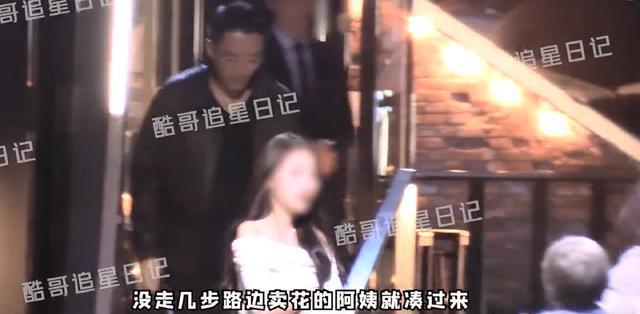 汪小菲与两位美女聚餐被拍 给女生披上外套十分贴心