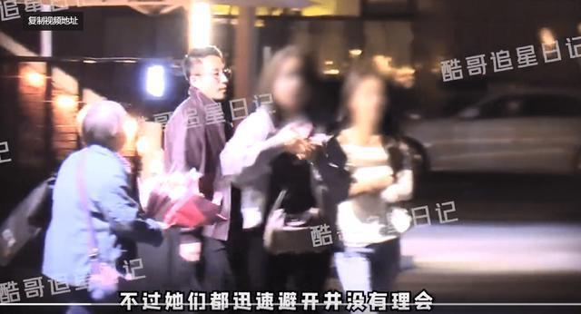 汪小菲与两位美女聚餐被拍 给女生披上外套十分贴心