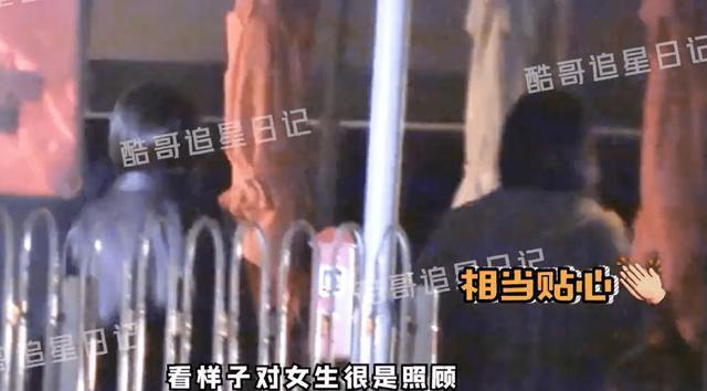 汪小菲与两位美女聚餐被拍 给女生披上外套十分贴心