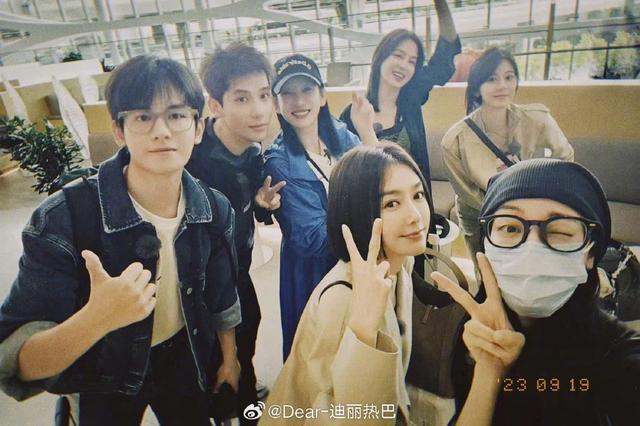 迪丽热巴晒花少团大合照 帅哥美女旅途随拍颜值高