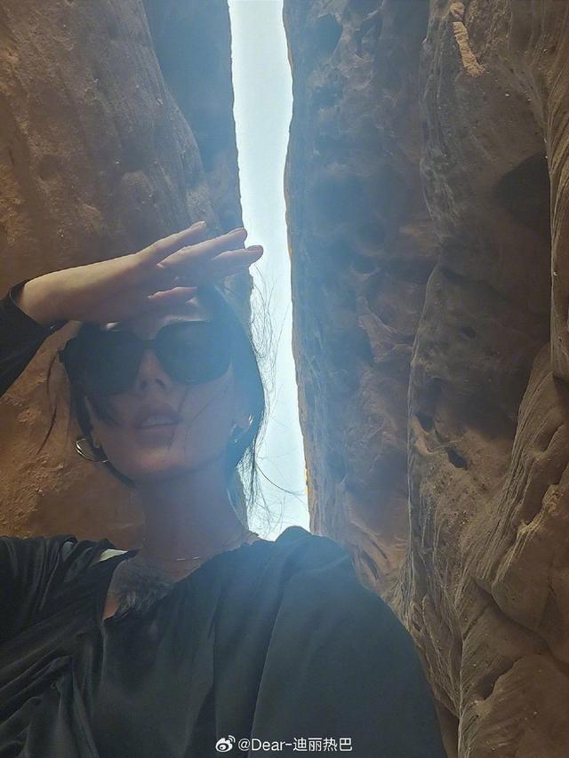 迪丽热巴晒花少团大合照 帅哥美女旅途随拍颜值高