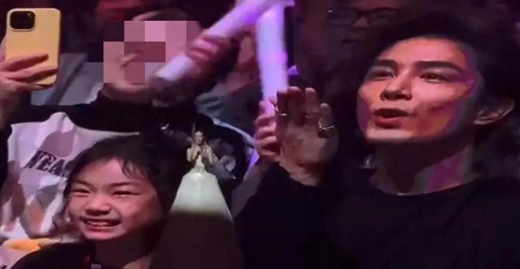 戚薇演唱会穿三层楼高裙子，李承铉携女儿Lucky惊喜现身