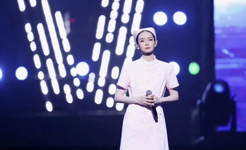 戚薇演唱会穿三层楼高裙子，李承铉携女儿Lucky惊喜现身