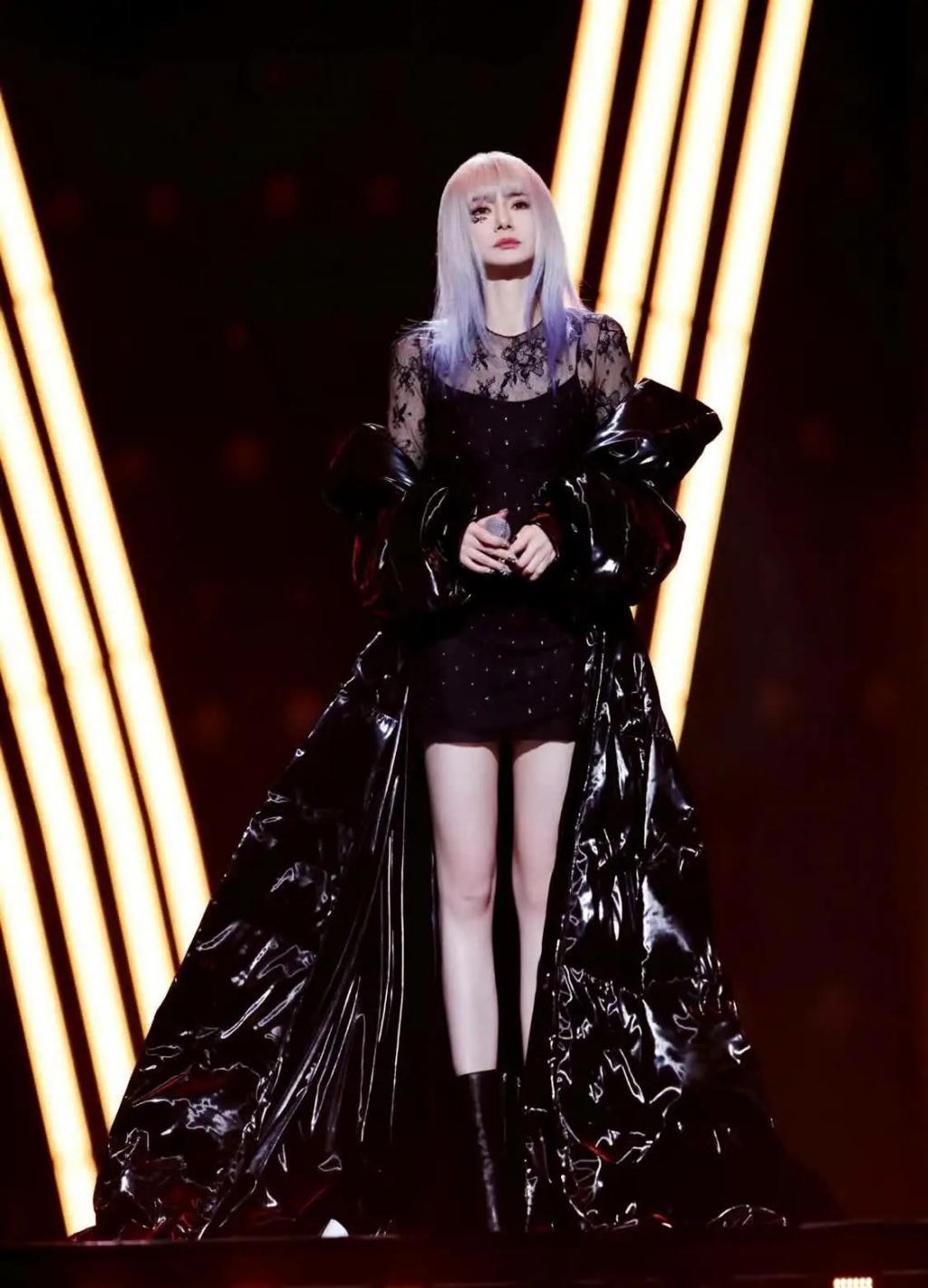 戚薇演唱会穿三层楼高裙子，李承铉携女儿Lucky惊喜现身
