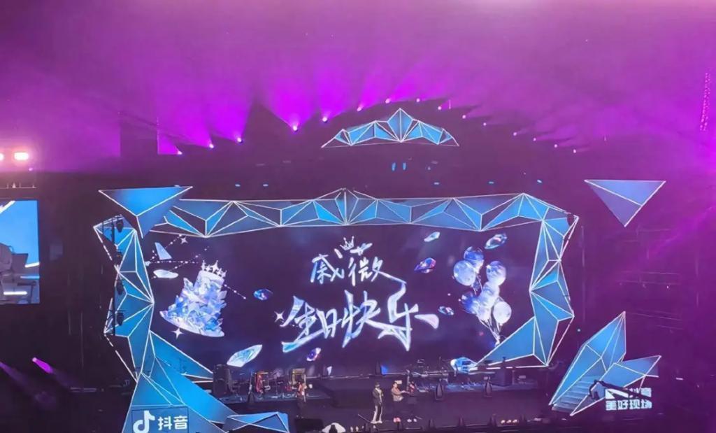 戚薇演唱会穿三层楼高裙子，李承铉携女儿Lucky惊喜现身