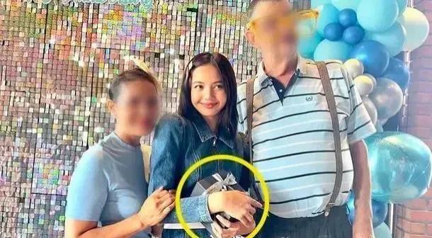 不是女明星吗？怎么臭臭的？