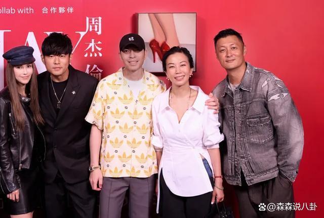 萧敬腾夫妇新婚3天恩爱亮相，林有慧红光满面，老萧却显憔悴