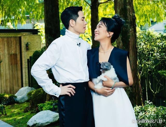 萧敬腾夫妇新婚3天恩爱亮相，林有慧红光满面，老萧却显憔悴
