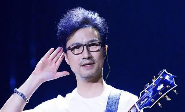 5段感情4段婚姻4任妻子4孩子，前女友曾为其自杀，汪峰凭什么