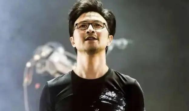 5段感情4段婚姻4任妻子4孩子，前女友曾为其自杀，汪峰凭什么