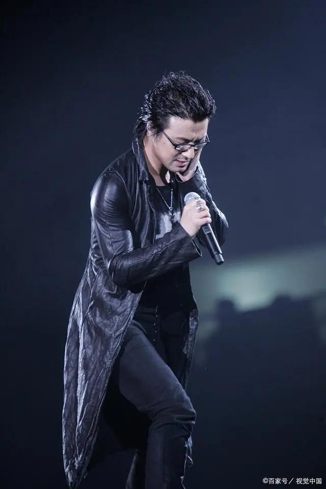 5段感情4段婚姻4任妻子4孩子，前女友曾为其自杀，汪峰凭什么