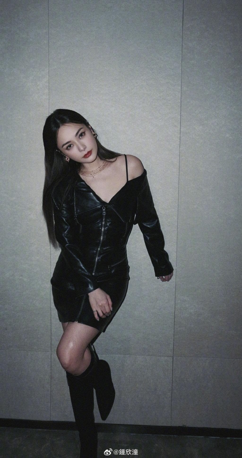 钟欣潼穿黑皮裙露香肩 抹红唇绽放熟女魅力