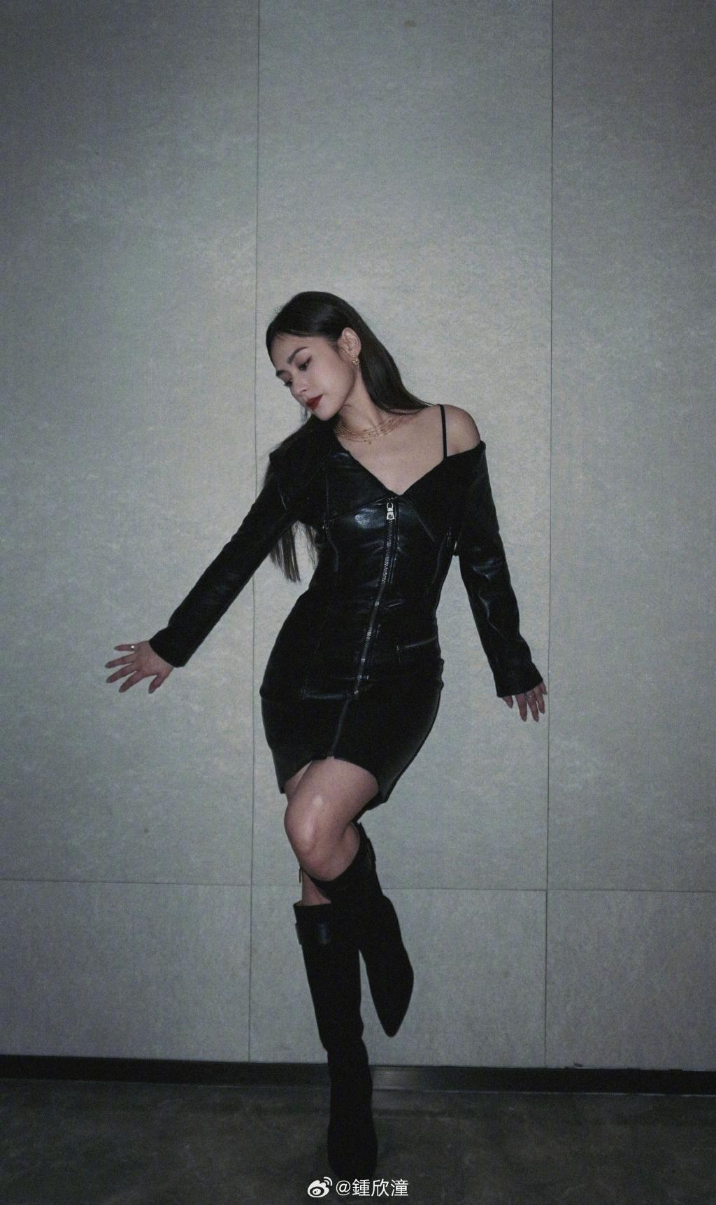 钟欣潼穿黑皮裙露香肩 抹红唇绽放熟女魅力