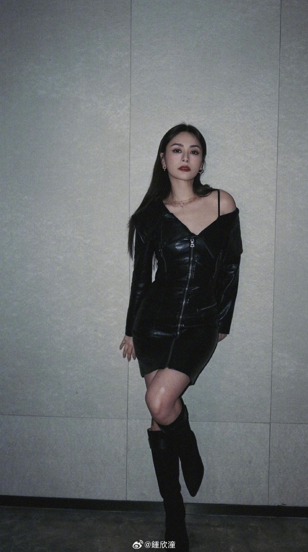 钟欣潼穿黑皮裙露香肩 抹红唇绽放熟女魅力