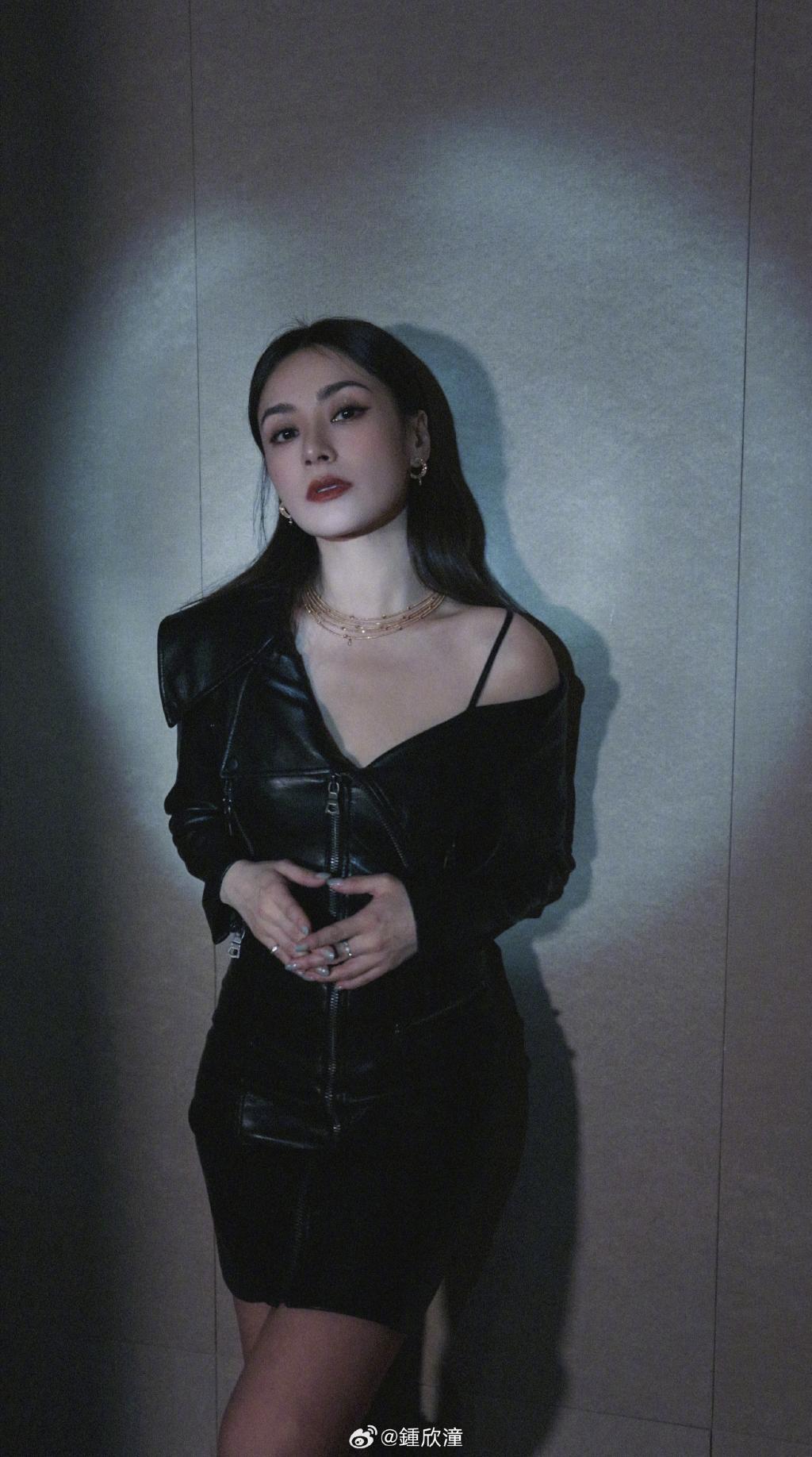 钟欣潼穿黑皮裙露香肩 抹红唇绽放熟女魅力