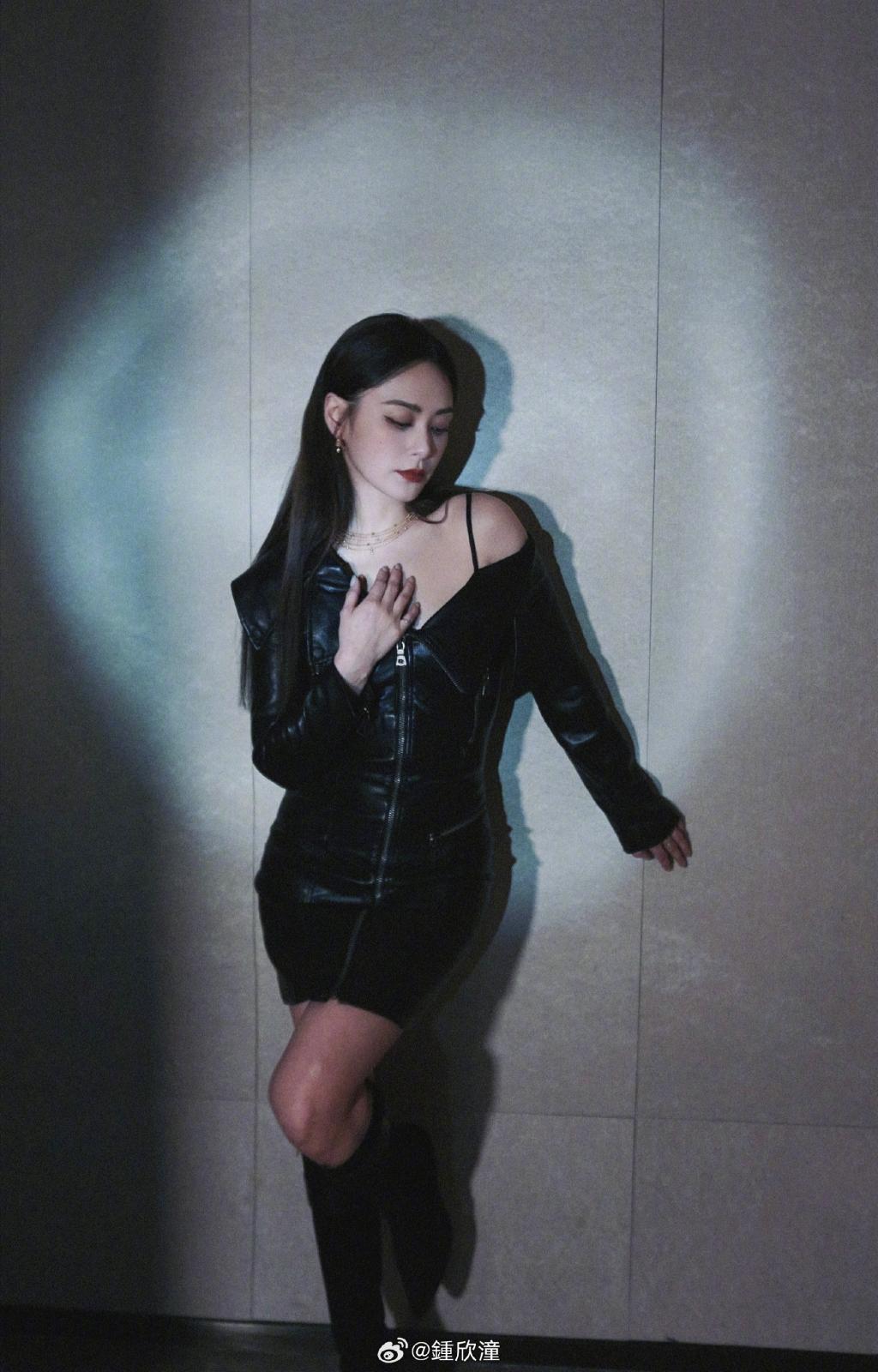 钟欣潼穿黑皮裙露香肩 抹红唇绽放熟女魅力