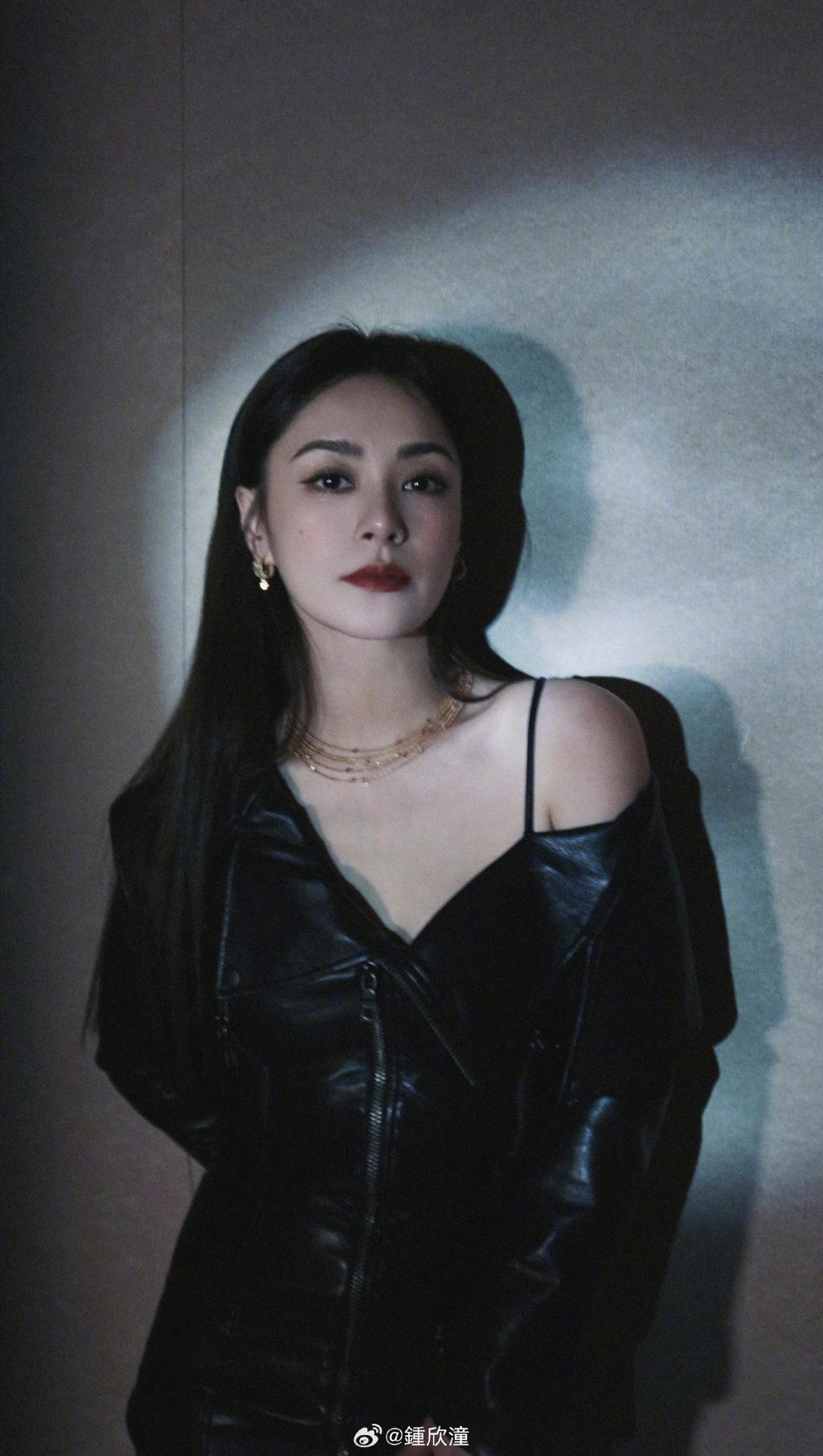 钟欣潼穿黑皮裙露香肩 抹红唇绽放熟女魅力