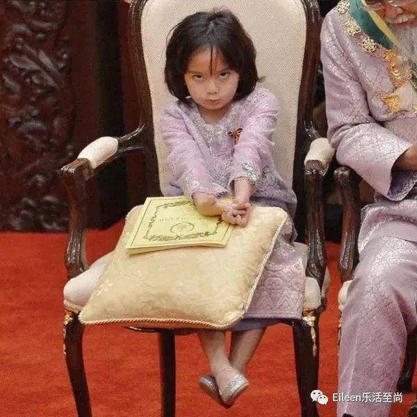 拖8年才成最美王后？亚洲王室还有这么不同的高颜值一家人？
