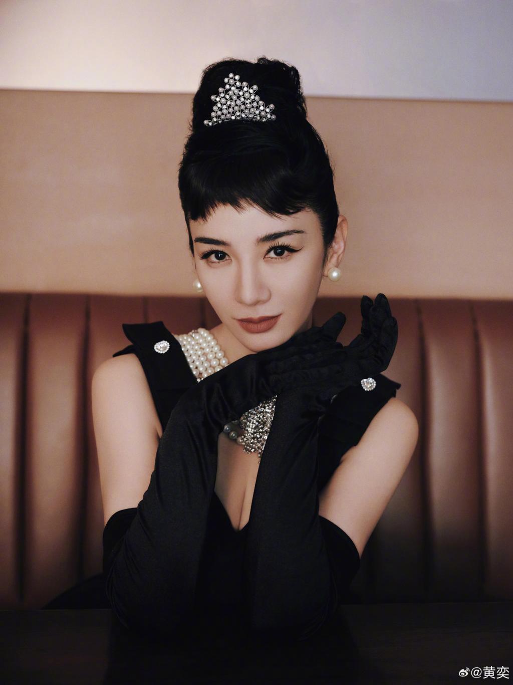 黄奕穿小黑裙COS赫本 双眼放电太迷人