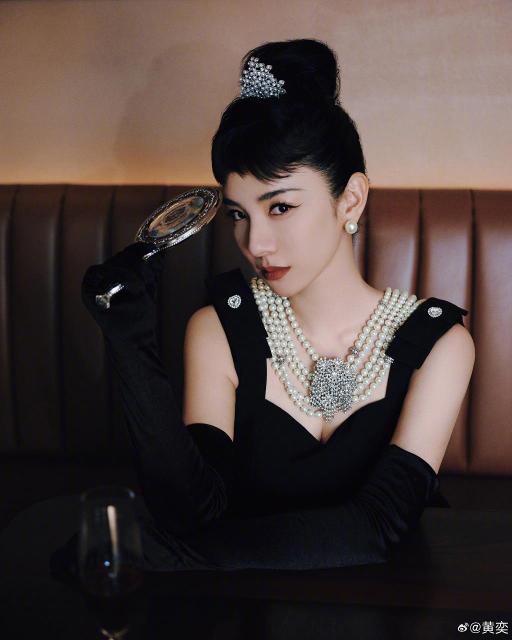 黄奕穿小黑裙COS赫本 双眼放电太迷人