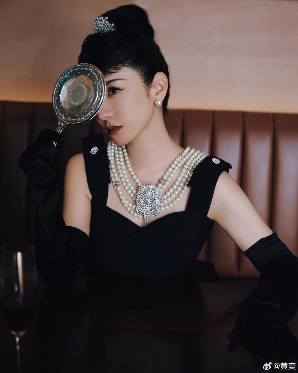 黄奕穿小黑裙COS赫本 双眼放电太迷人