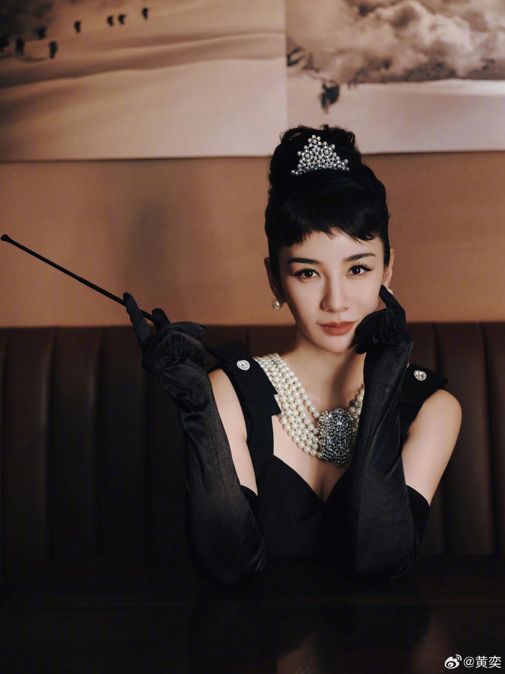 黄奕穿小黑裙COS赫本 双眼放电太迷人