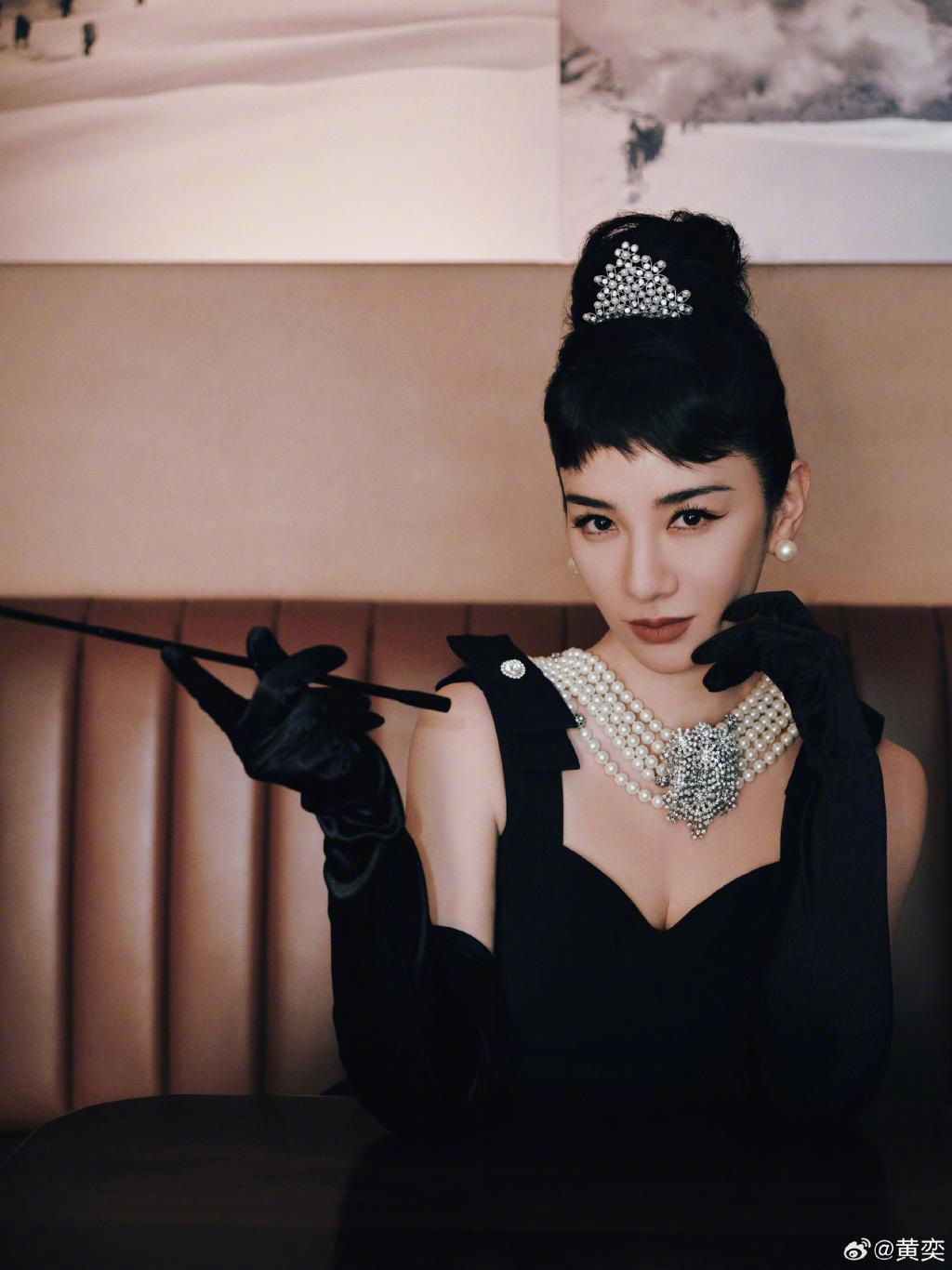 黄奕穿小黑裙COS赫本 双眼放电太迷人