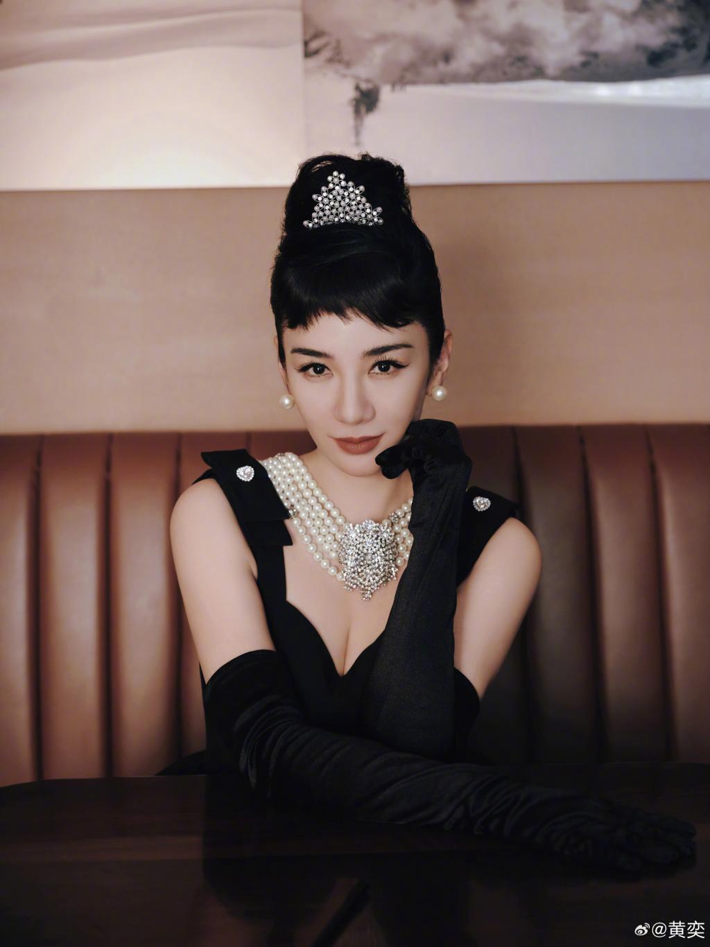 黄奕穿小黑裙COS赫本 双眼放电太迷人