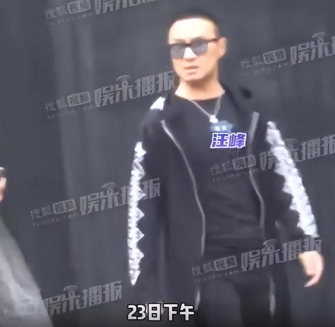 汪峰离婚后首现身：面色凝重，剃平头穿紧身裤