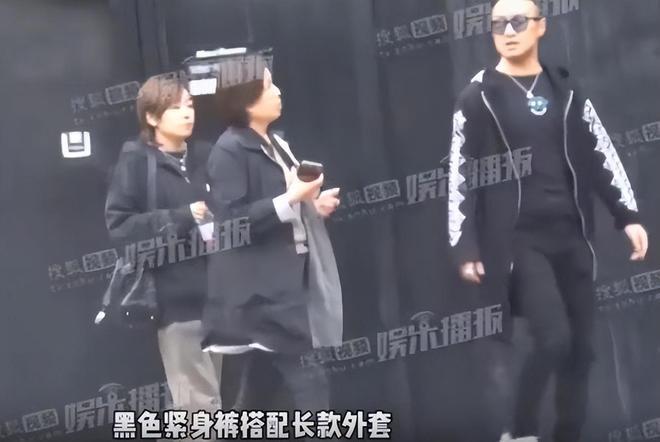 汪峰离婚后首现身：面色凝重，剃平头穿紧身裤