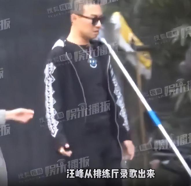 汪峰离婚后首现身：面色凝重，剃平头穿紧身裤