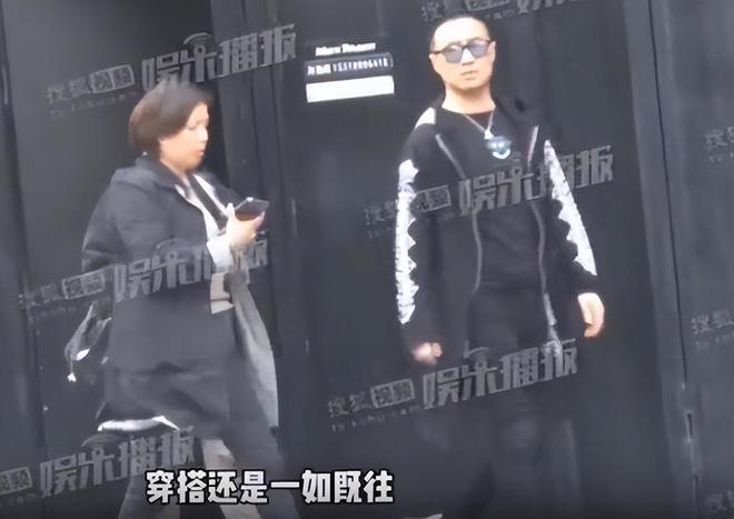 汪峰离婚后首现身：面色凝重，剃平头穿紧身裤