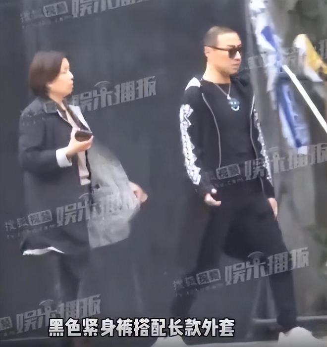 汪峰离婚后首现身：面色凝重，剃平头穿紧身裤