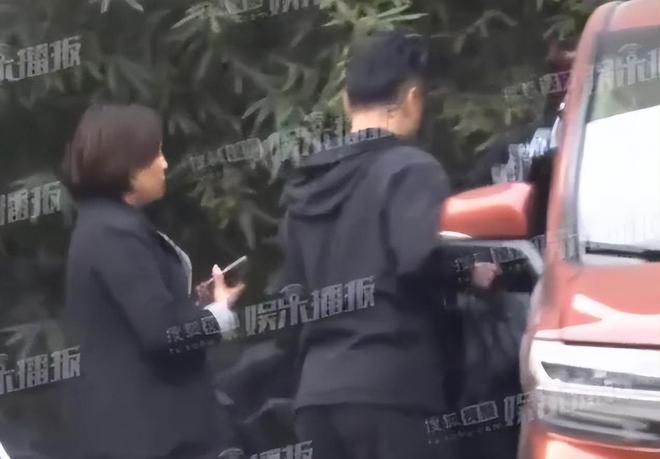 汪峰离婚后首现身：面色凝重，剃平头穿紧身裤