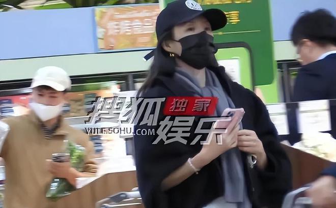 汪峰离婚后首现身：面色凝重，剃平头穿紧身裤