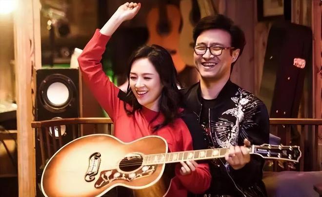汪峰离婚后首现身：面色凝重，剃平头穿紧身裤