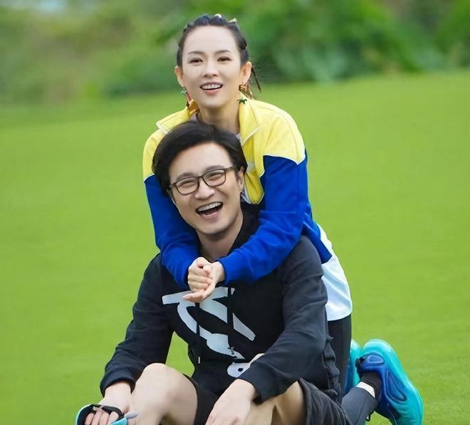 汪峰离婚后首现身：面色凝重，剃平头穿紧身裤