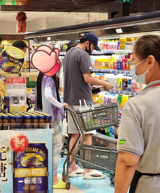 雷佳音与妻女逛超市，大裤衩配拖鞋被指很素人，大头超惹眼